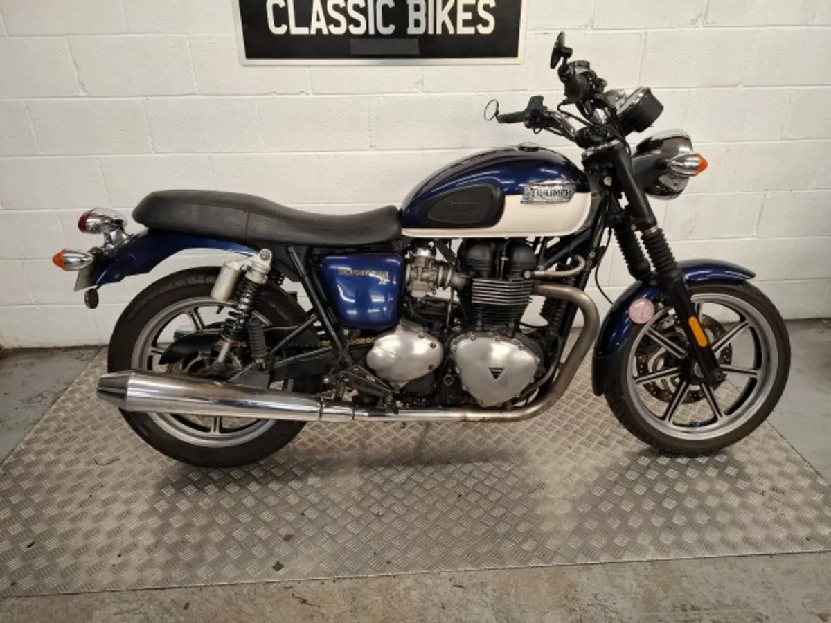 Triumph Bonneville SE 900 2011 - Image 1