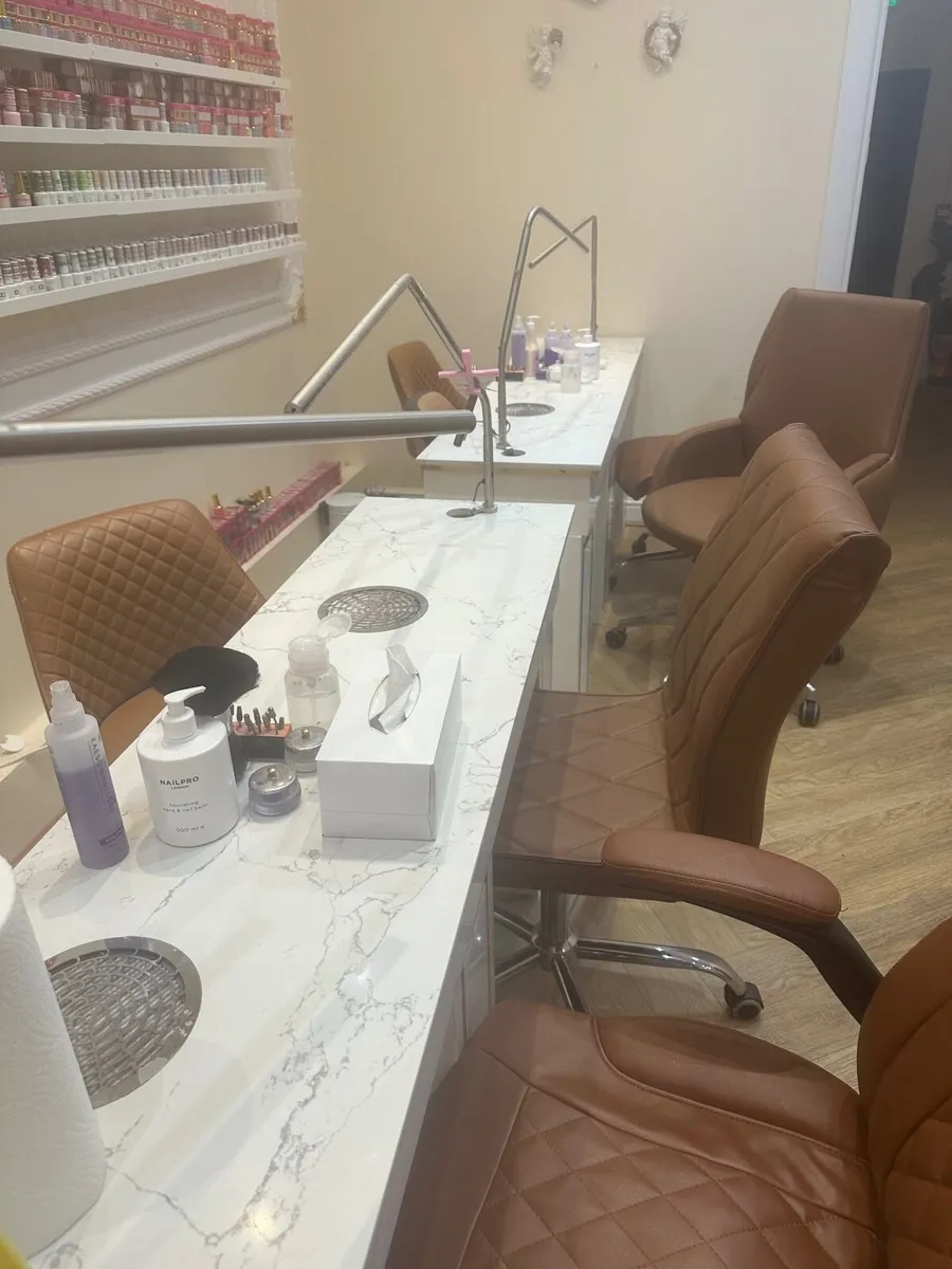 Free Manicure tables - Image 2