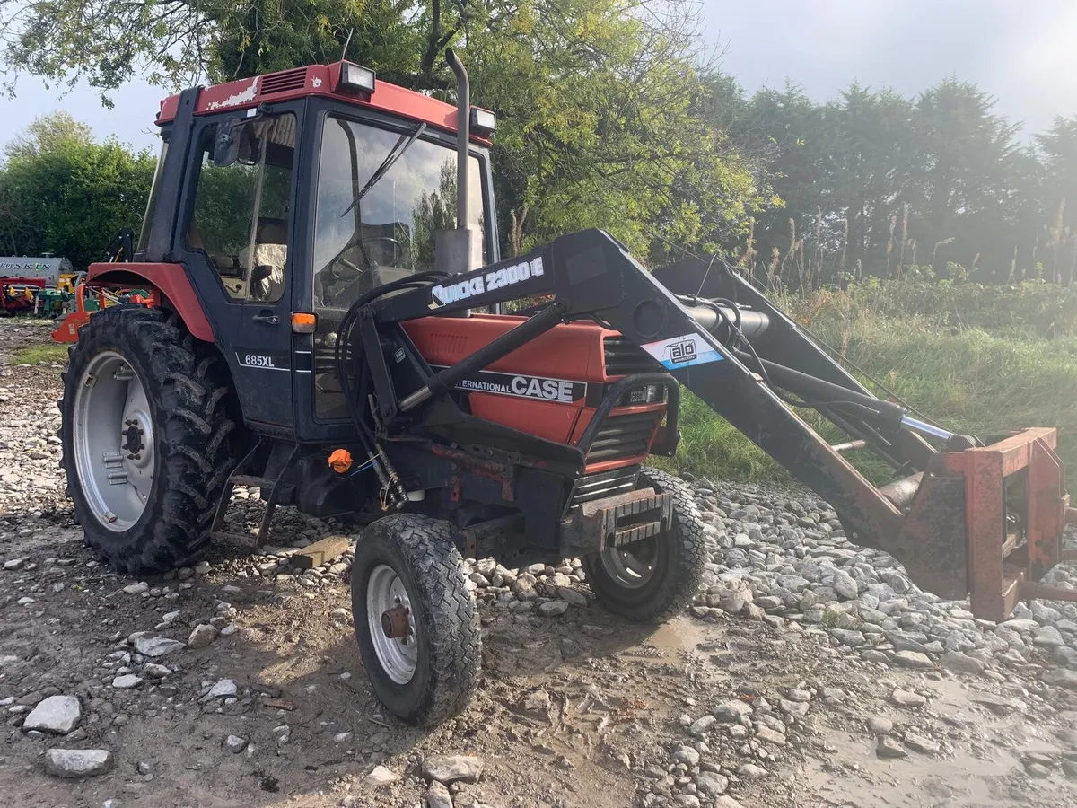CASE 685 XL & QUICKE LOADER - Image 1