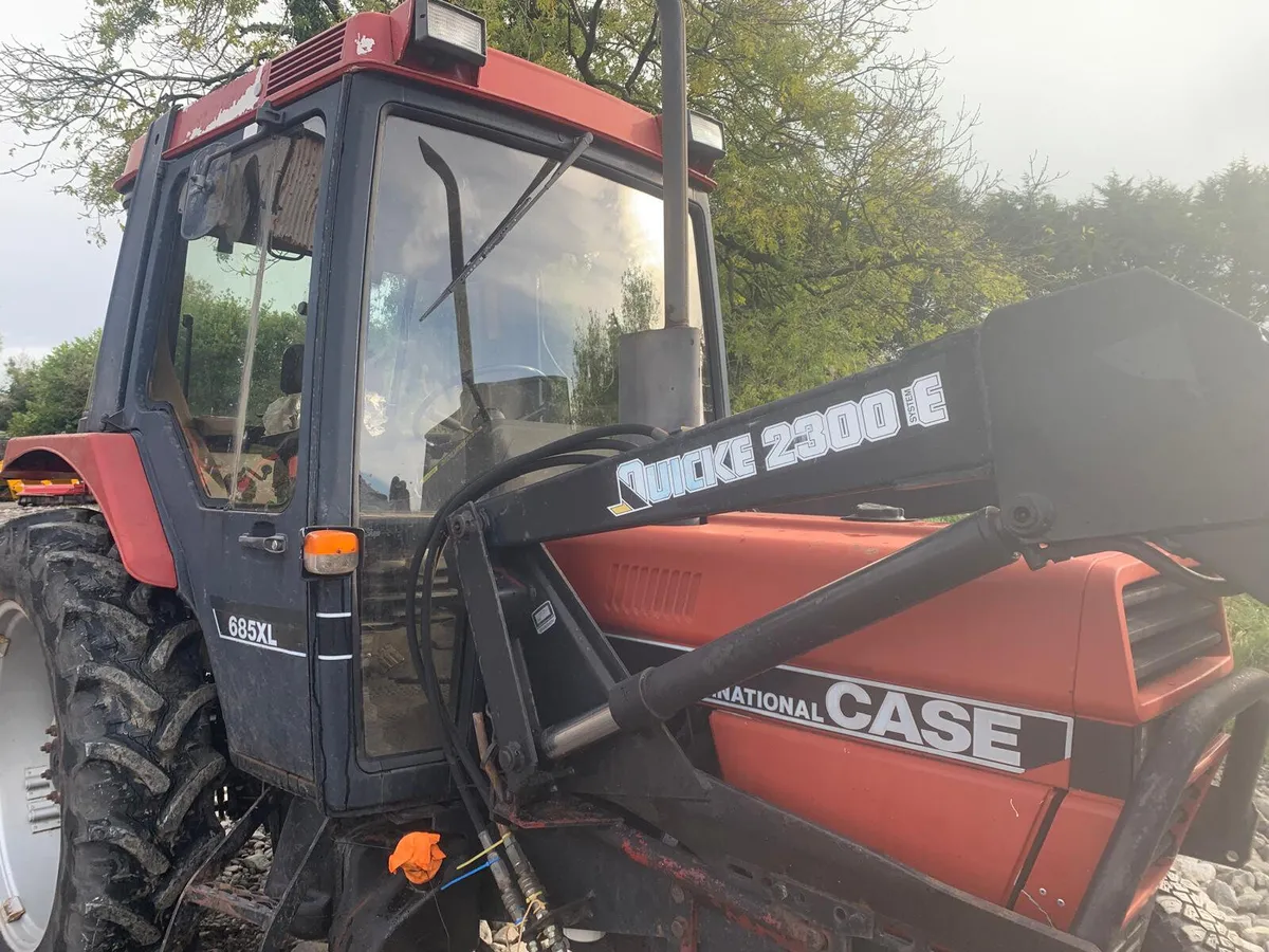 CASE 685 XL & QUICKE LOADER - Image 2