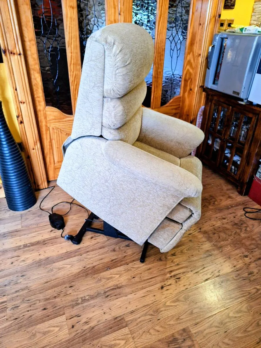 Electric riser recliner armchair - Image 3