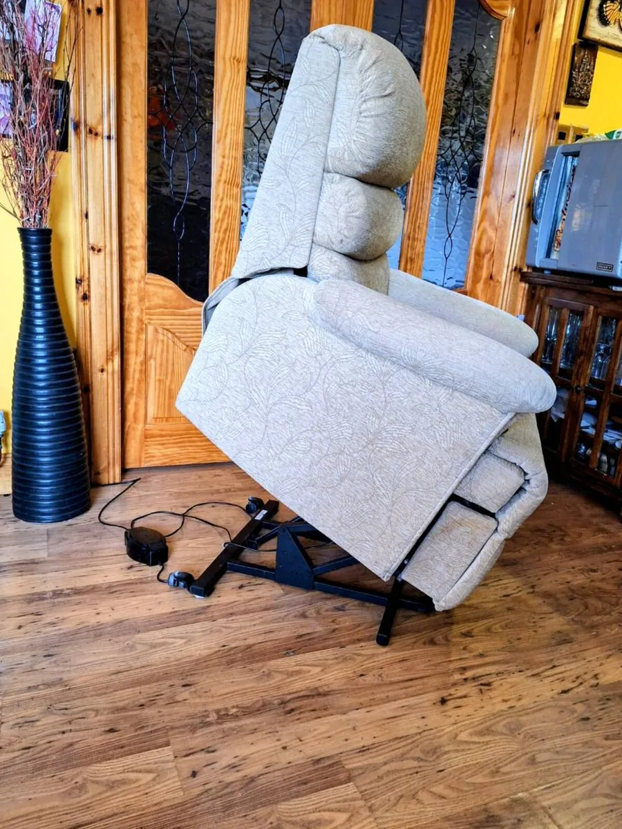 Electric riser recliner armchair - Image 4