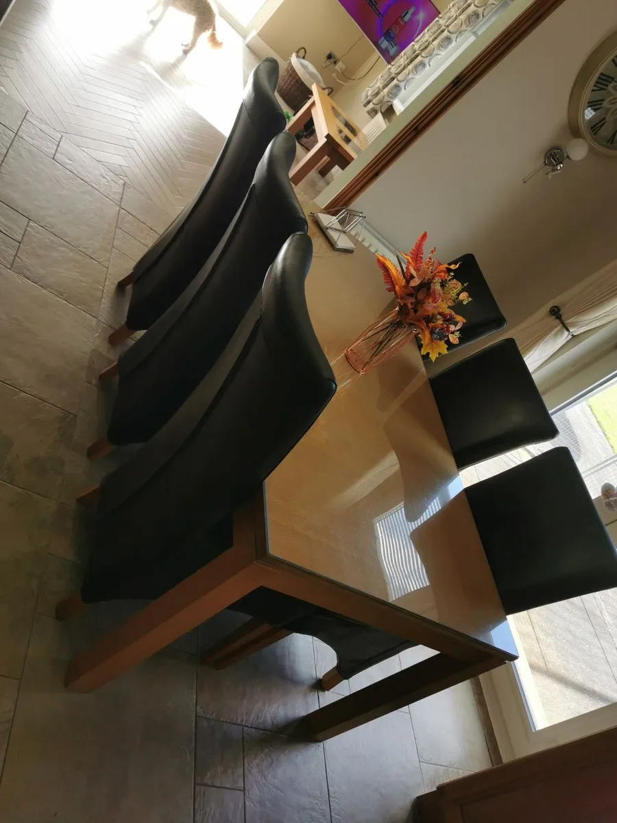 Table and chairs - Image 1