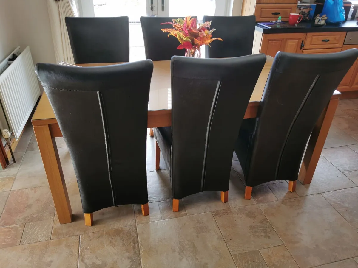 Table and chairs - Image 2
