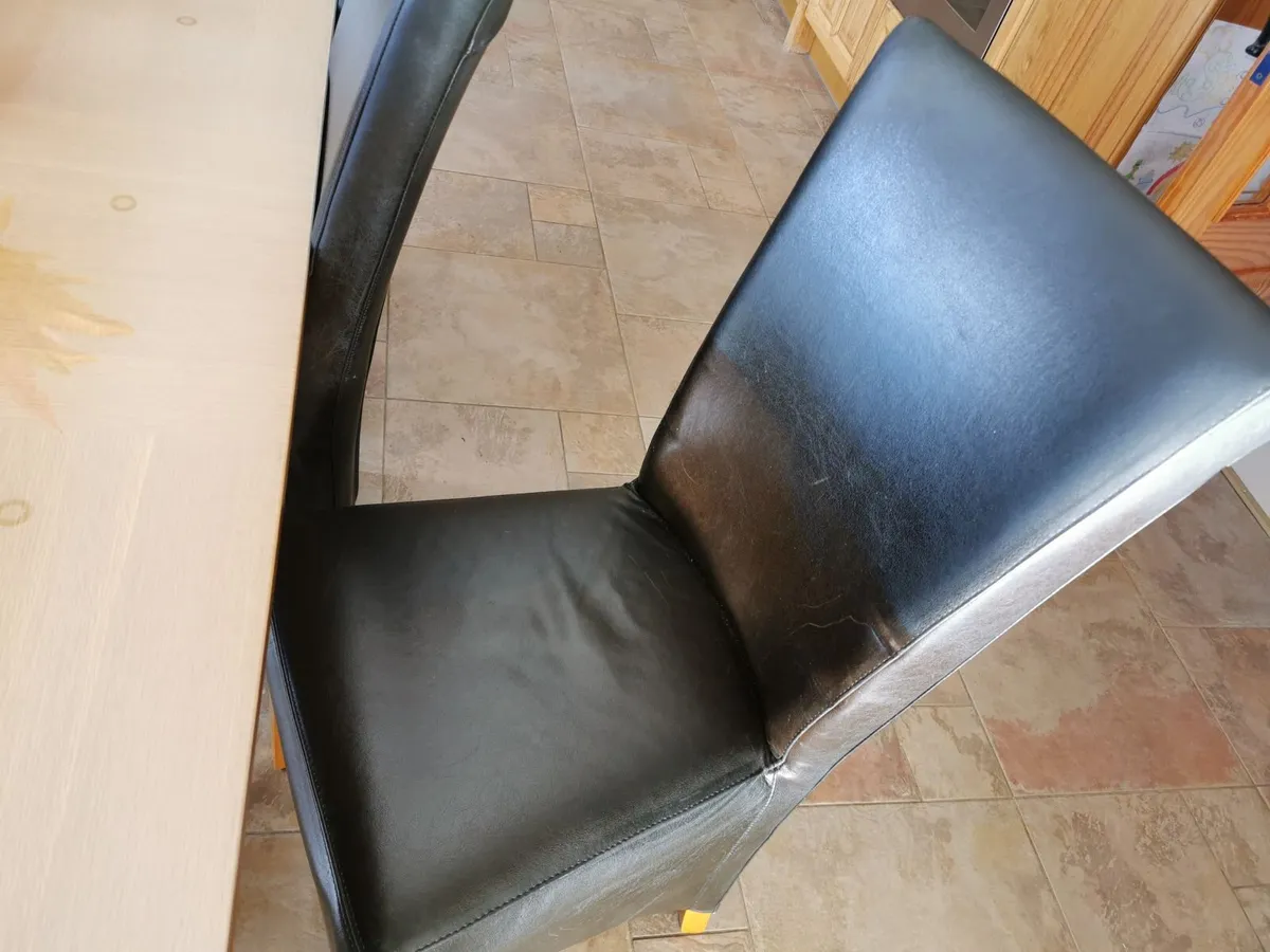 Table and chairs - Image 3