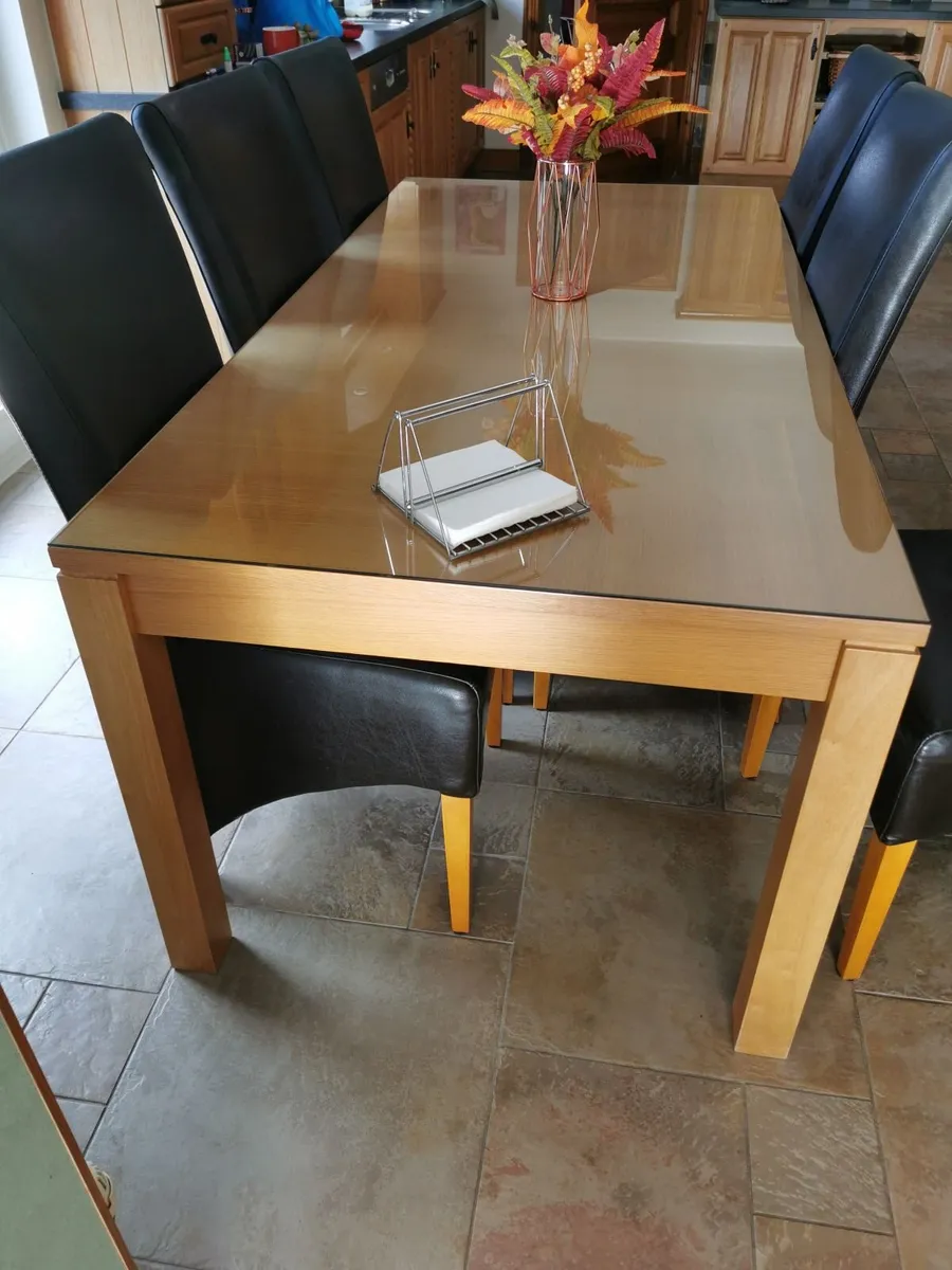 Table and chairs - Image 4