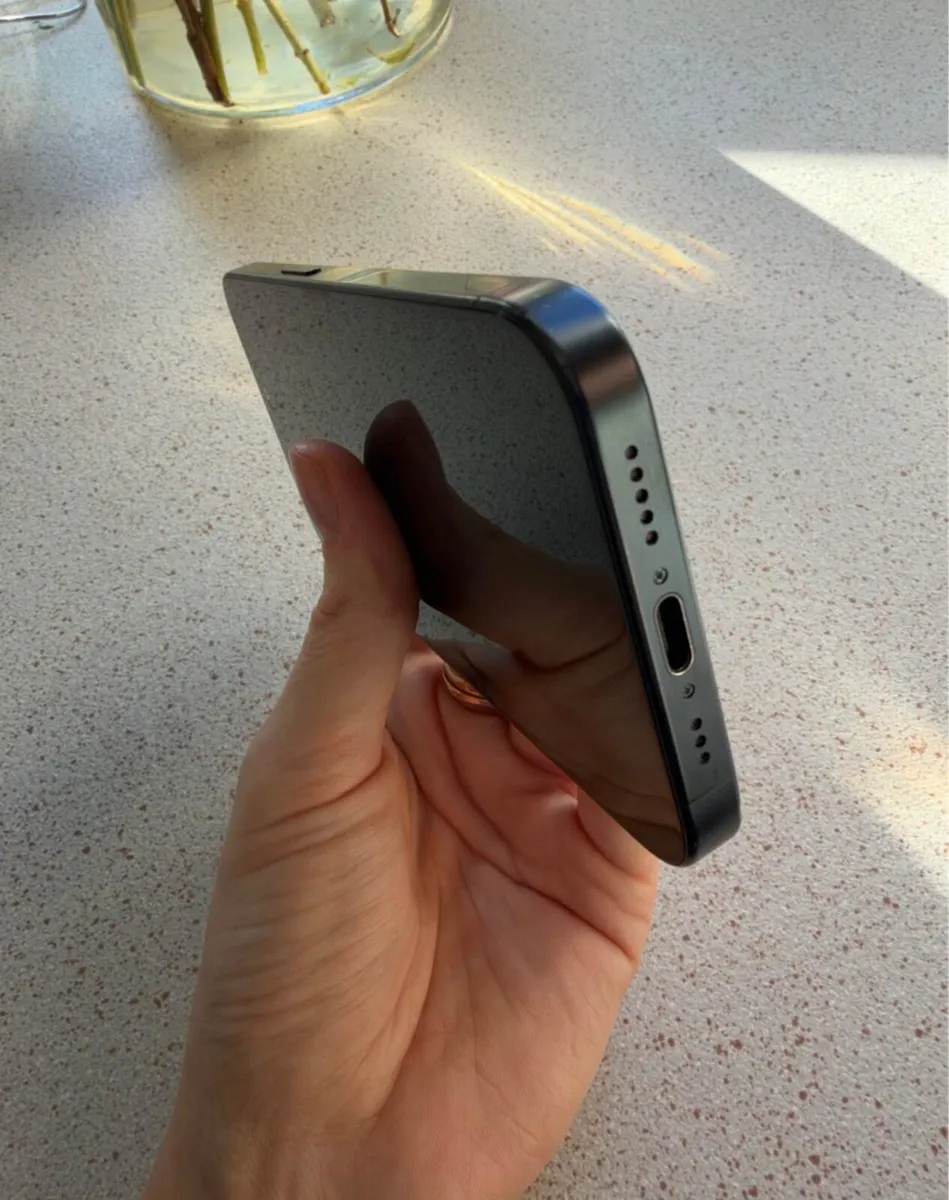 iPhone 15 Pro - Image 2
