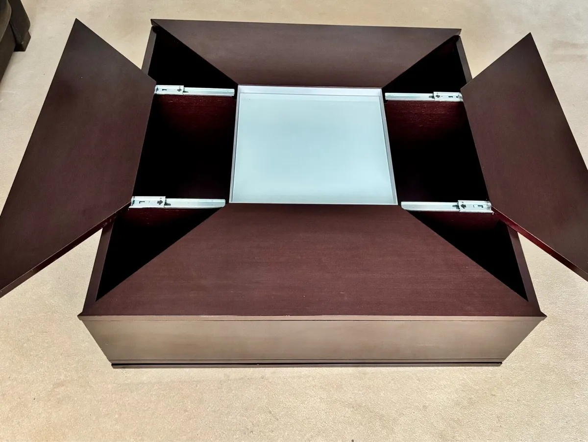 Vintage style coffee table with hidden storage - Image 3