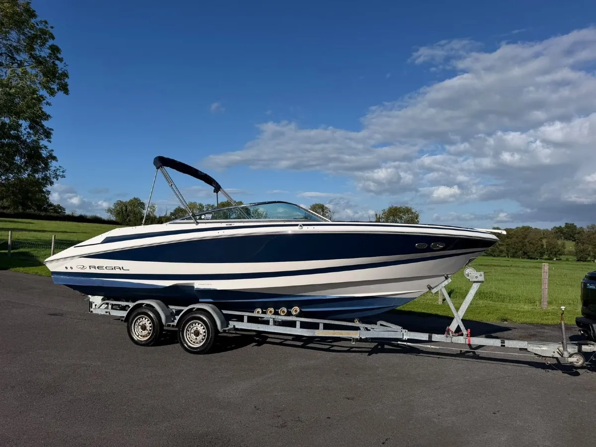 2004 Regal 2200 Bowrider Sports Boat - Image 2
