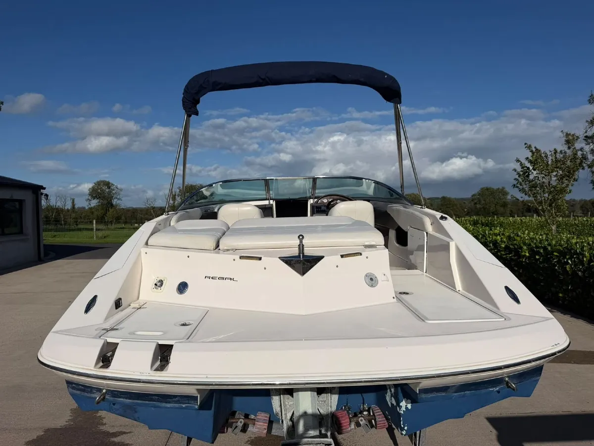 2004 Regal 2200 Bowrider Sports Boat - Image 3