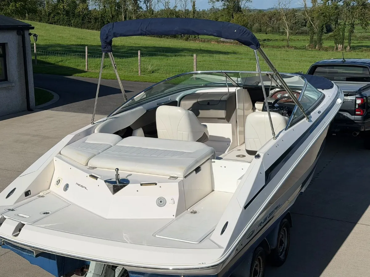 2004 Regal 2200 Bowrider Sports Boat - Image 4