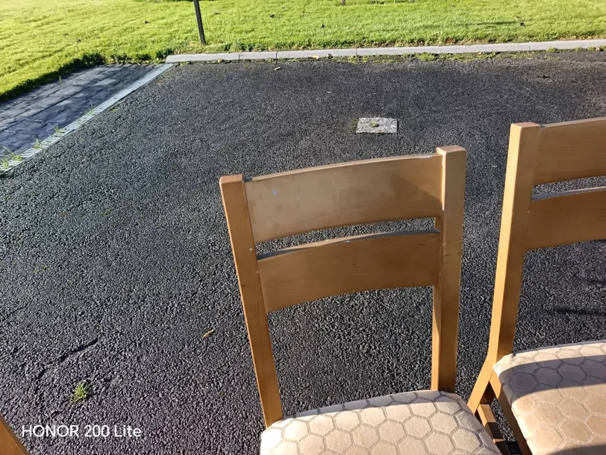 Table with 4 chairs - Image 4
