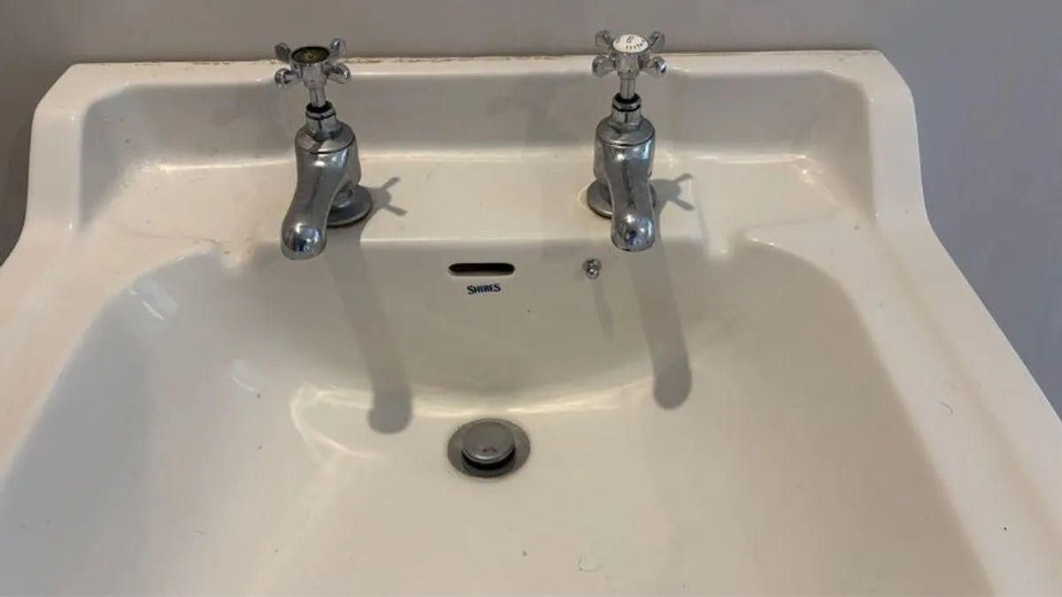 Shires Pedestal Wash Basin with Taps & Waste - Image 2