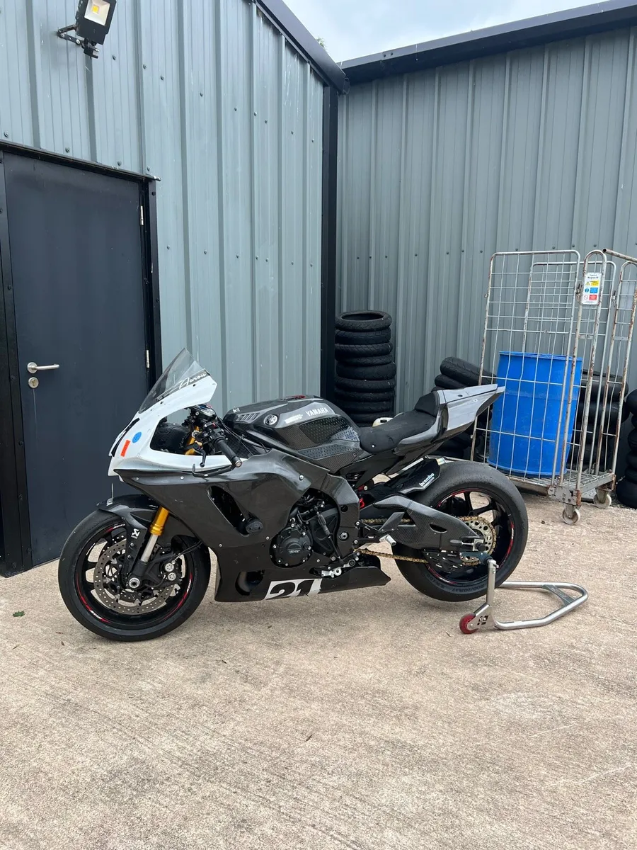 Yamaha R1 race bike 2023 - Image 2