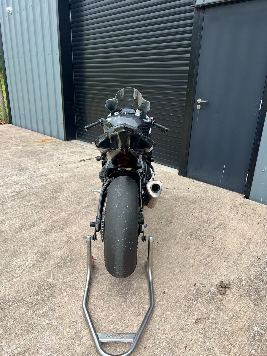 Yamaha R1 race bike 2023 - Image 3