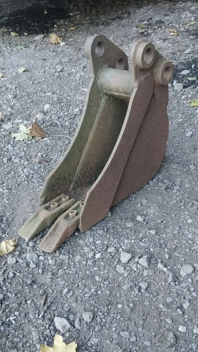 6 INCH MINI DIGGER BUCKET - Image 1