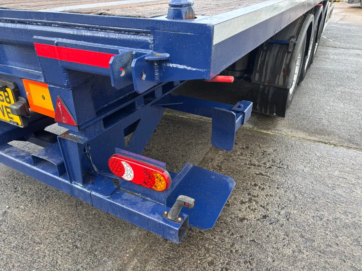 Montracon flat trailerMoffet brackets twist locks - Image 4