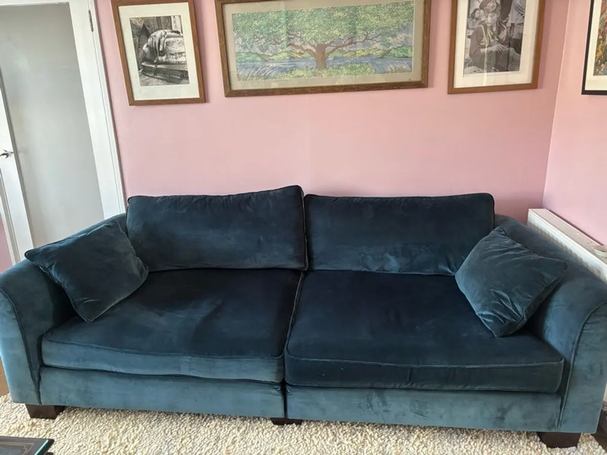 Beautiful large velvet sofa - Image 3