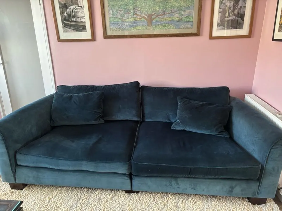 Beautiful large velvet sofa - Image 4
