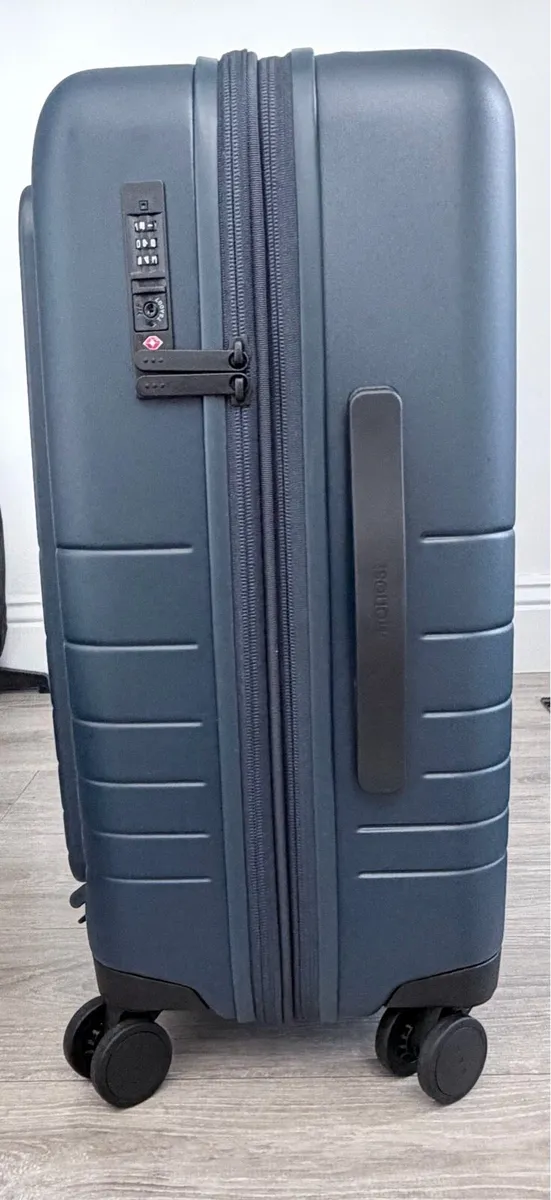 MONOS Expandable Premium Suitcase NEW - Image 4