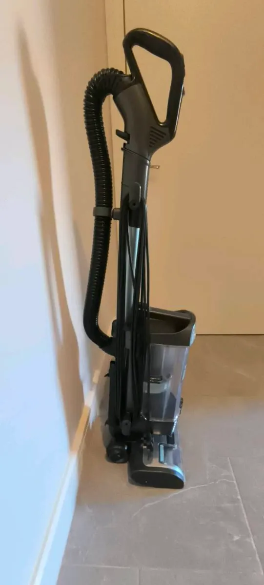 SHARK, VACUUM CLEANER - Image 2