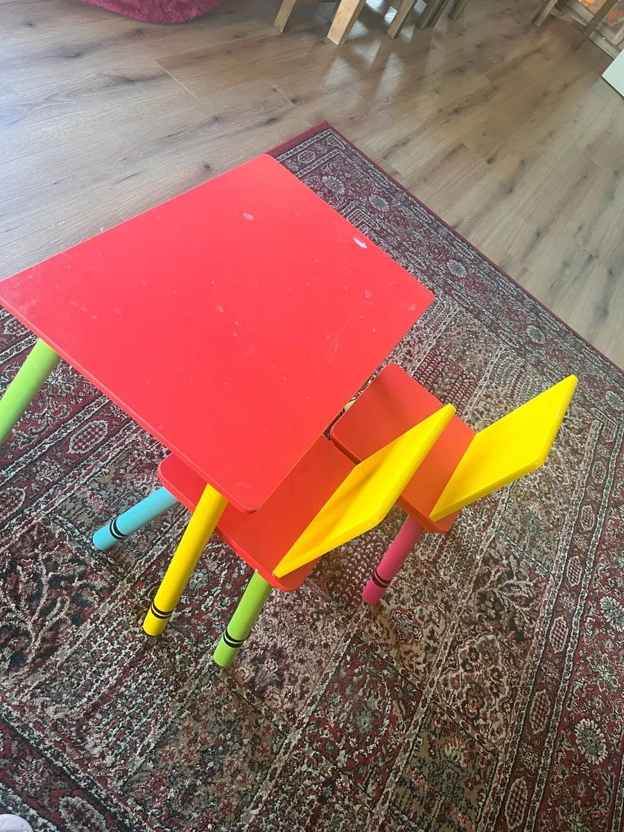 Kids table and chairs - Image 1