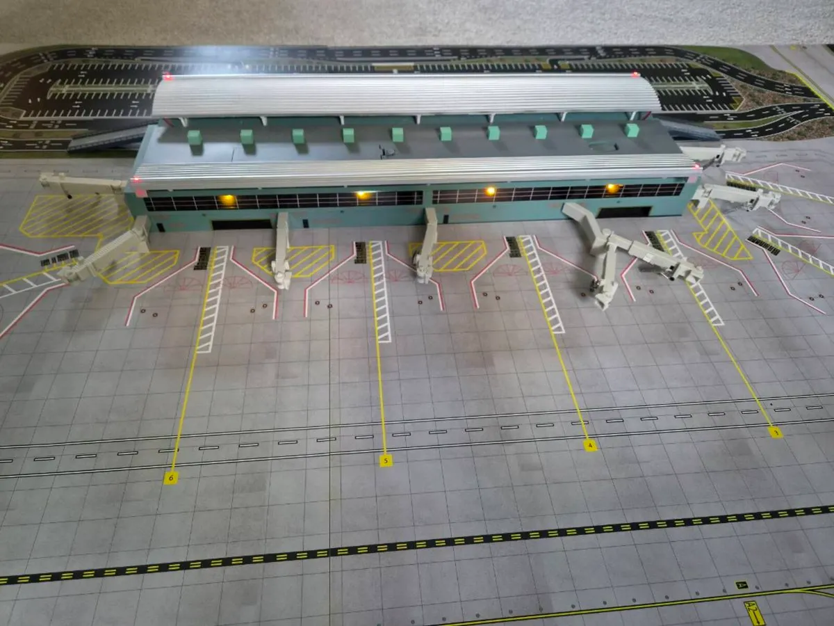 Gemini Jets Airport + Mat - Image 4