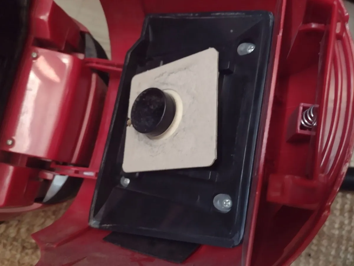 Small dirt devil vacuum cleaner 1400w - Image 3