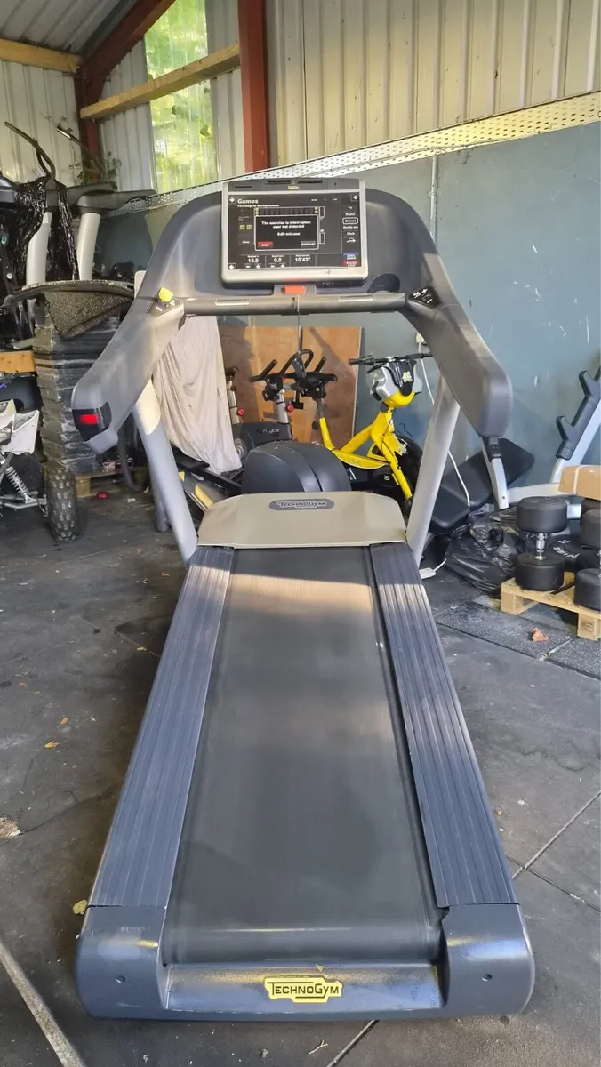 TECHNOGYM COMMERCIAL TREADMILL TOUCHSCREEEN - Image 4