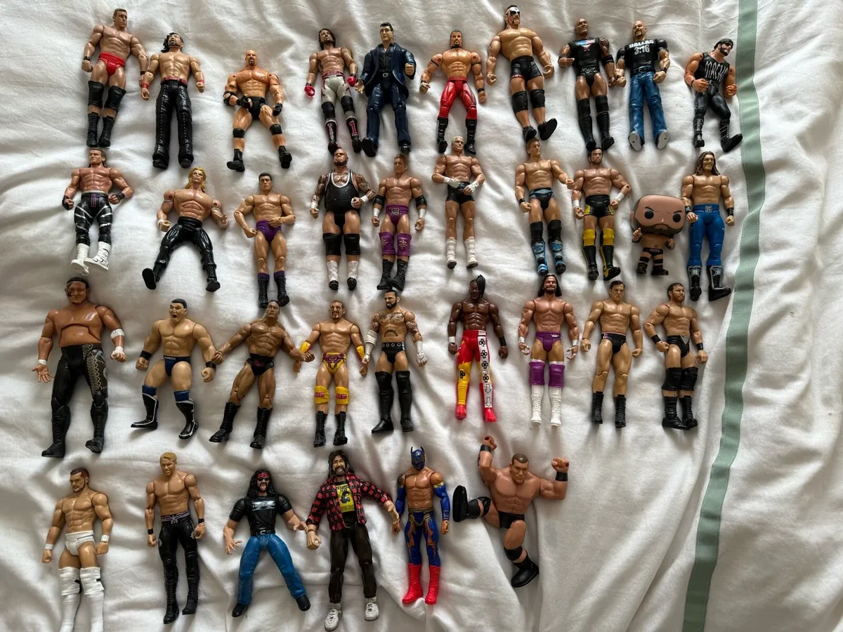 Wwe 35 action figures lot - Image 1