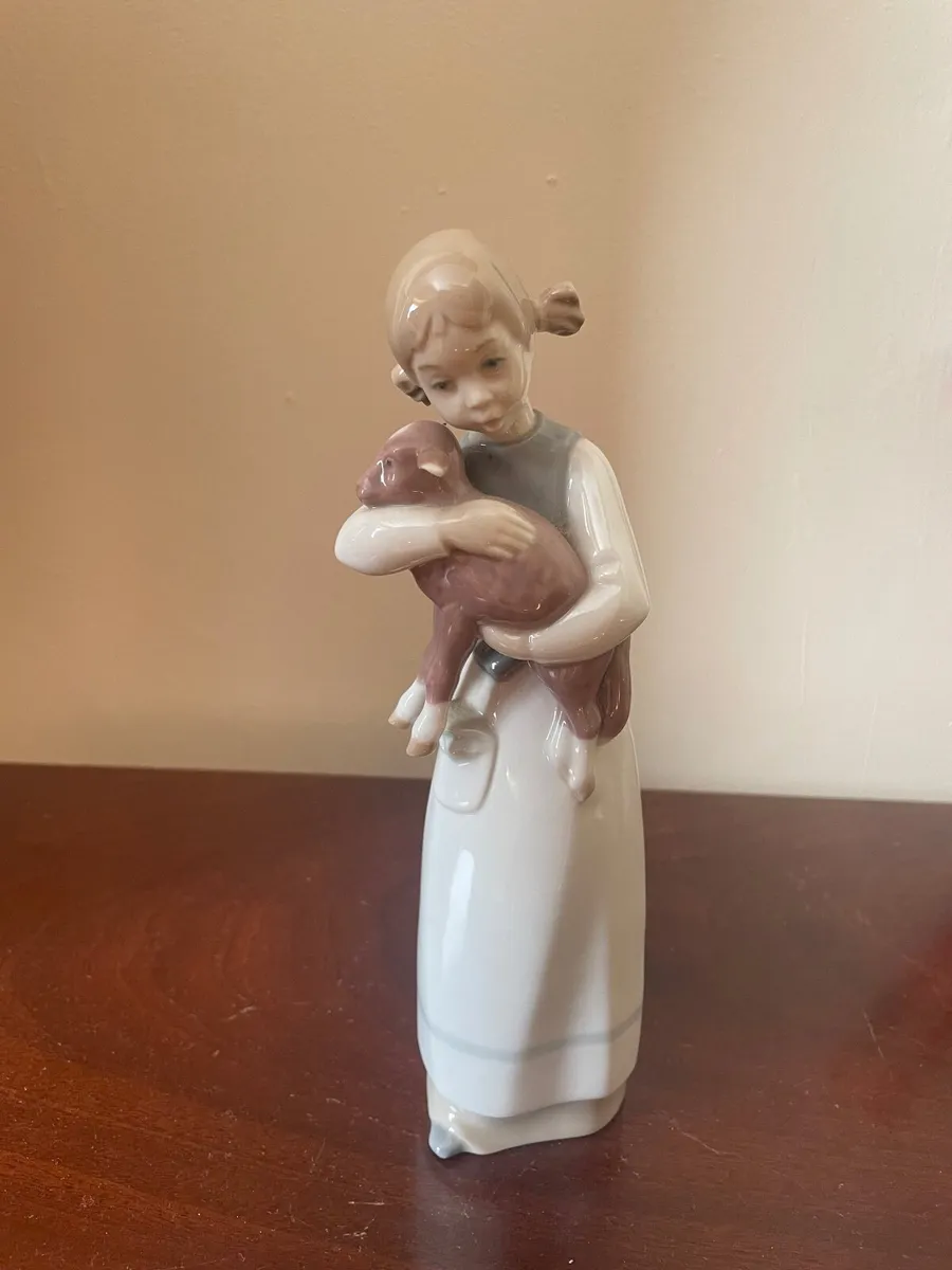 LLADRO ‘GIRL WITH LAMB’ FIGURINE - Image 1