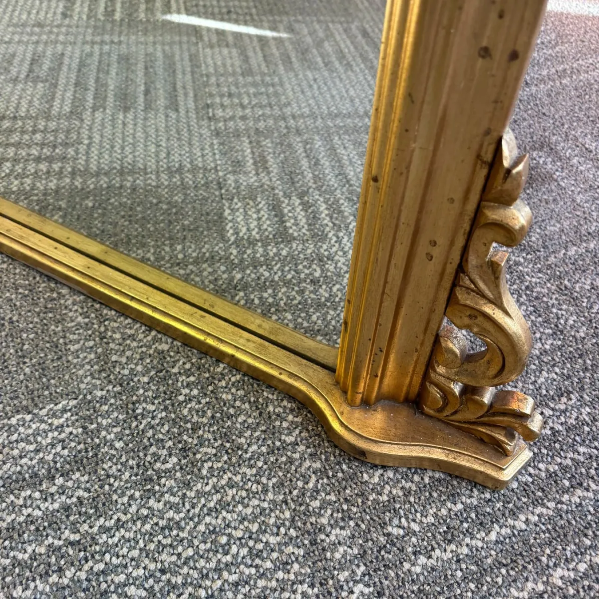 A beautiful traditional-style overmantel mirror fe - Image 4