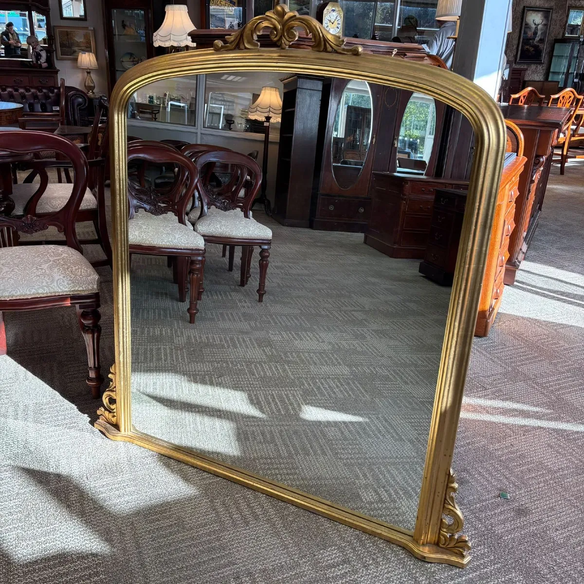 A beautiful traditional-style overmantel mirror fe - Image 1