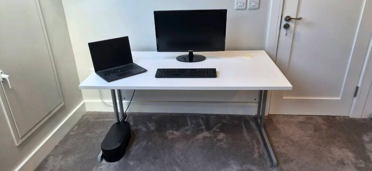 Modern White Office Desk: 140 x 80 x 70 cm. - Image 1