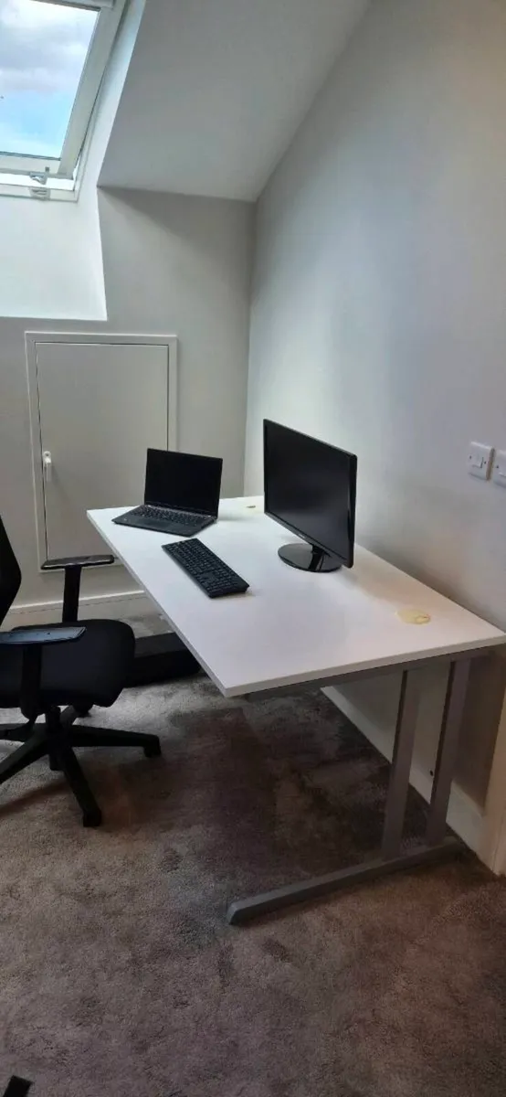 Modern White Office Desk: 140 x 80 x 70 cm. - Image 2