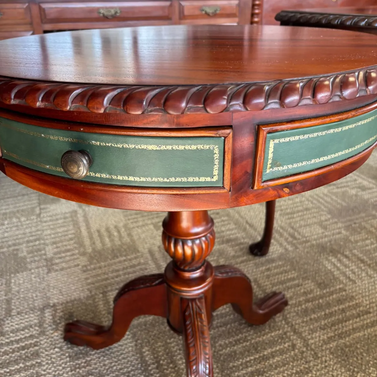 A beautiful traditional round drum table - Image 2