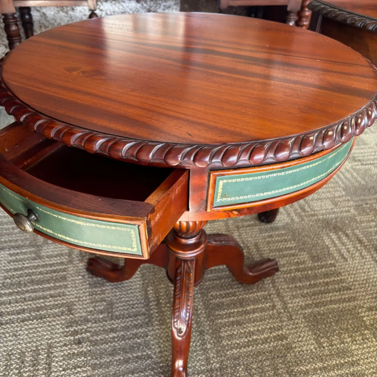 A beautiful traditional round drum table - Image 3