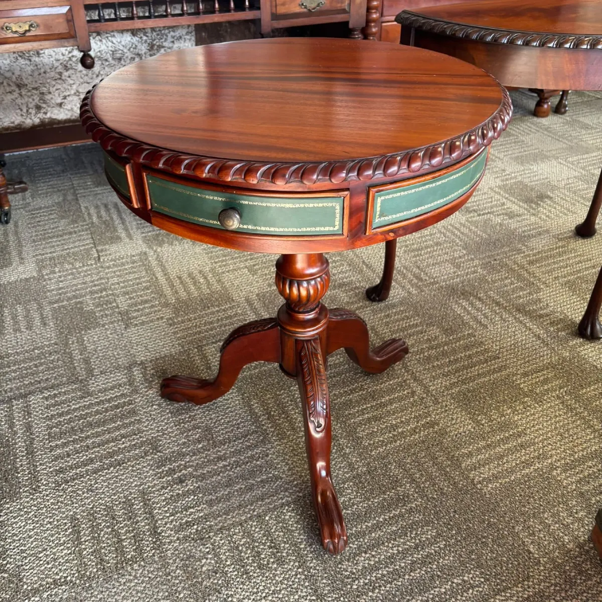 A beautiful traditional round drum table - Image 1