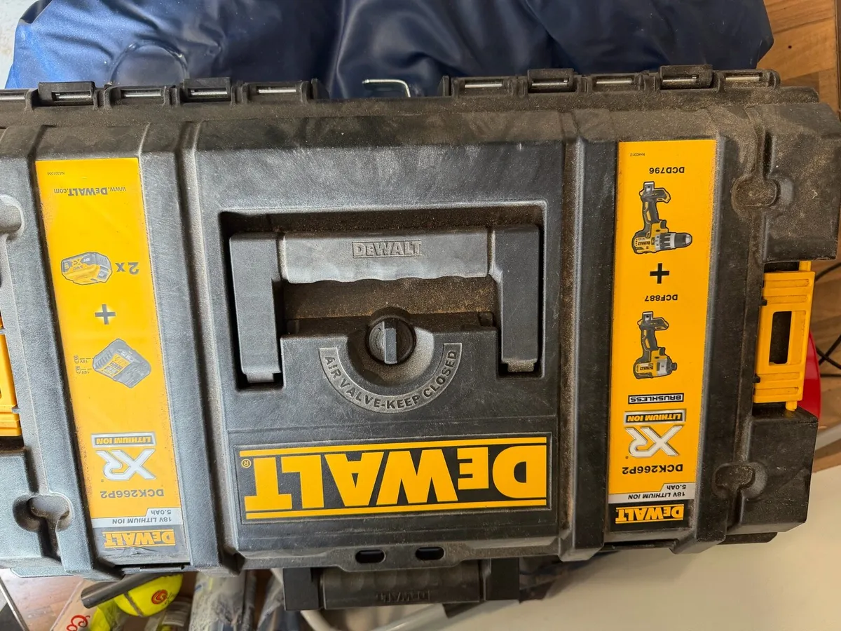 Dewalt 18v brushless cordless twinpack - Image 2