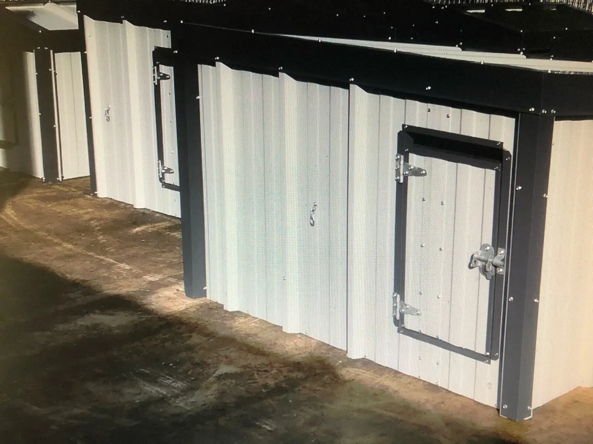 Insulated steel dog house - Image 2