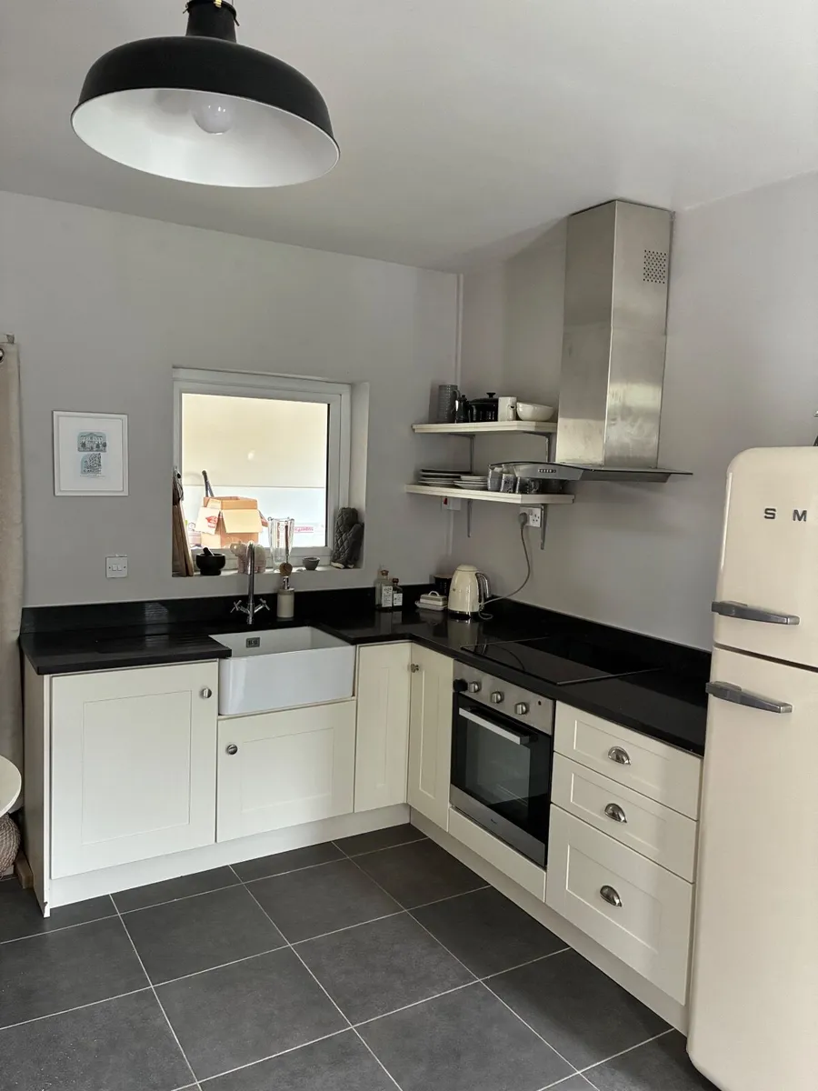 L shape Kitchen - Image 1