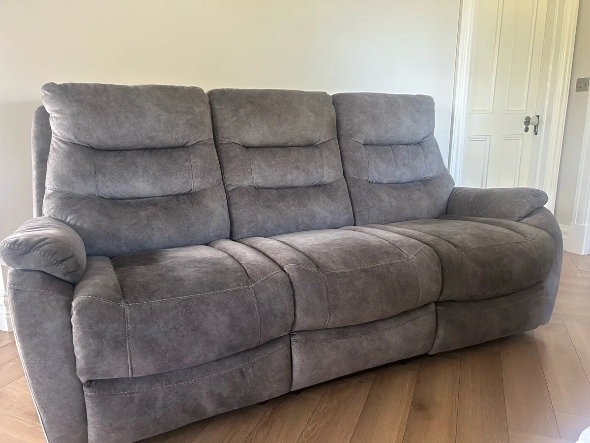 Perfect Couch for sale - Recliner - Image 1