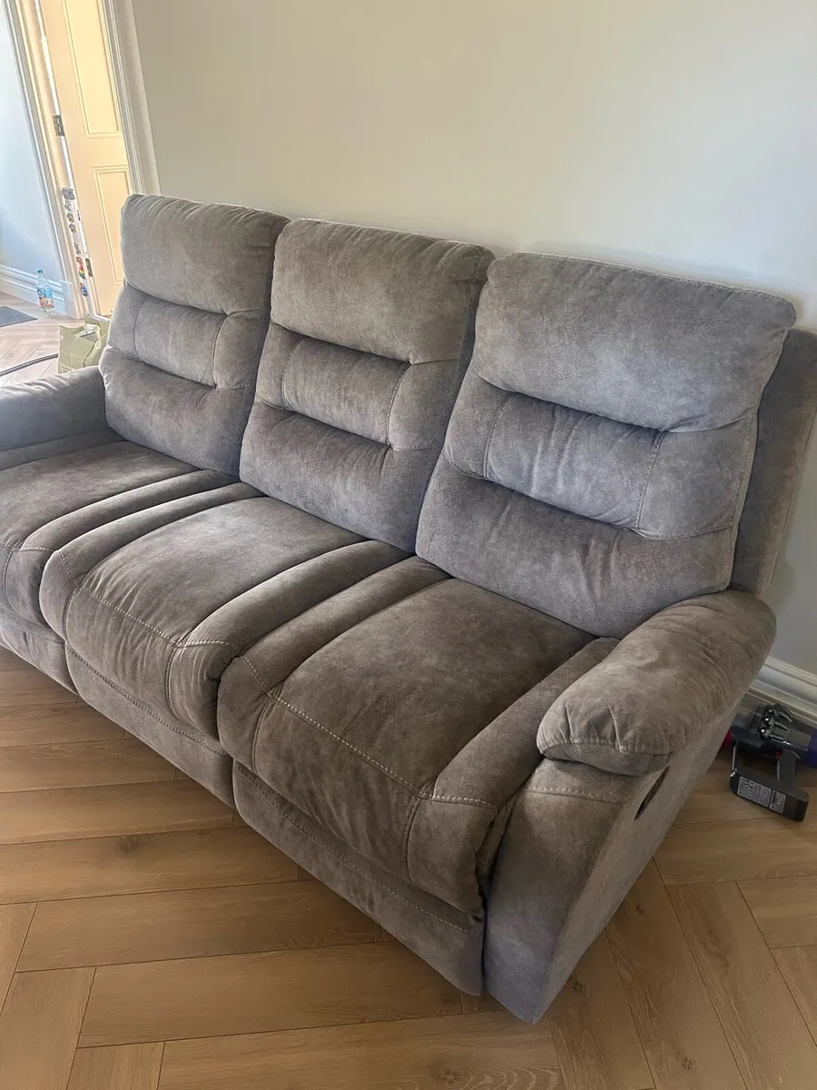 Perfect Couch for sale - Recliner - Image 2