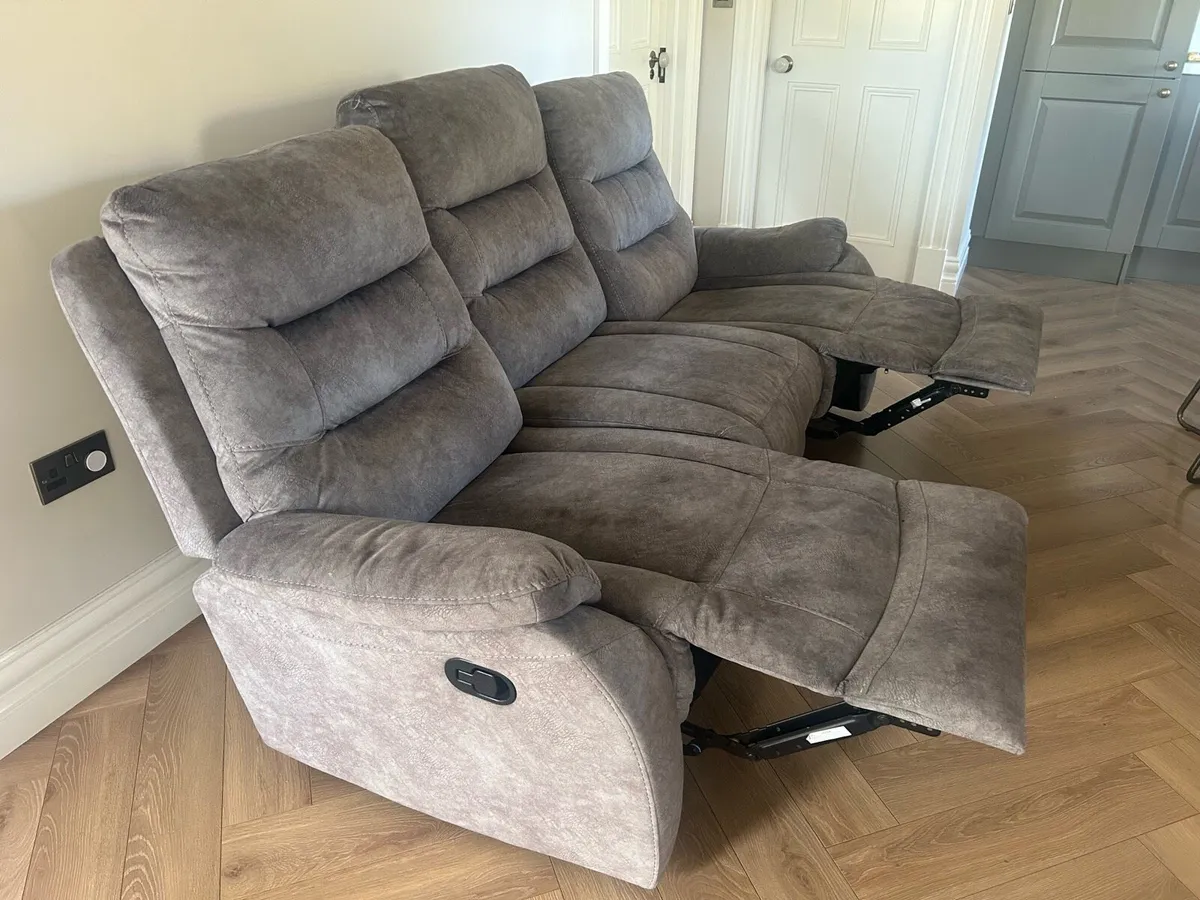 Perfect Couch for sale - Recliner - Image 3