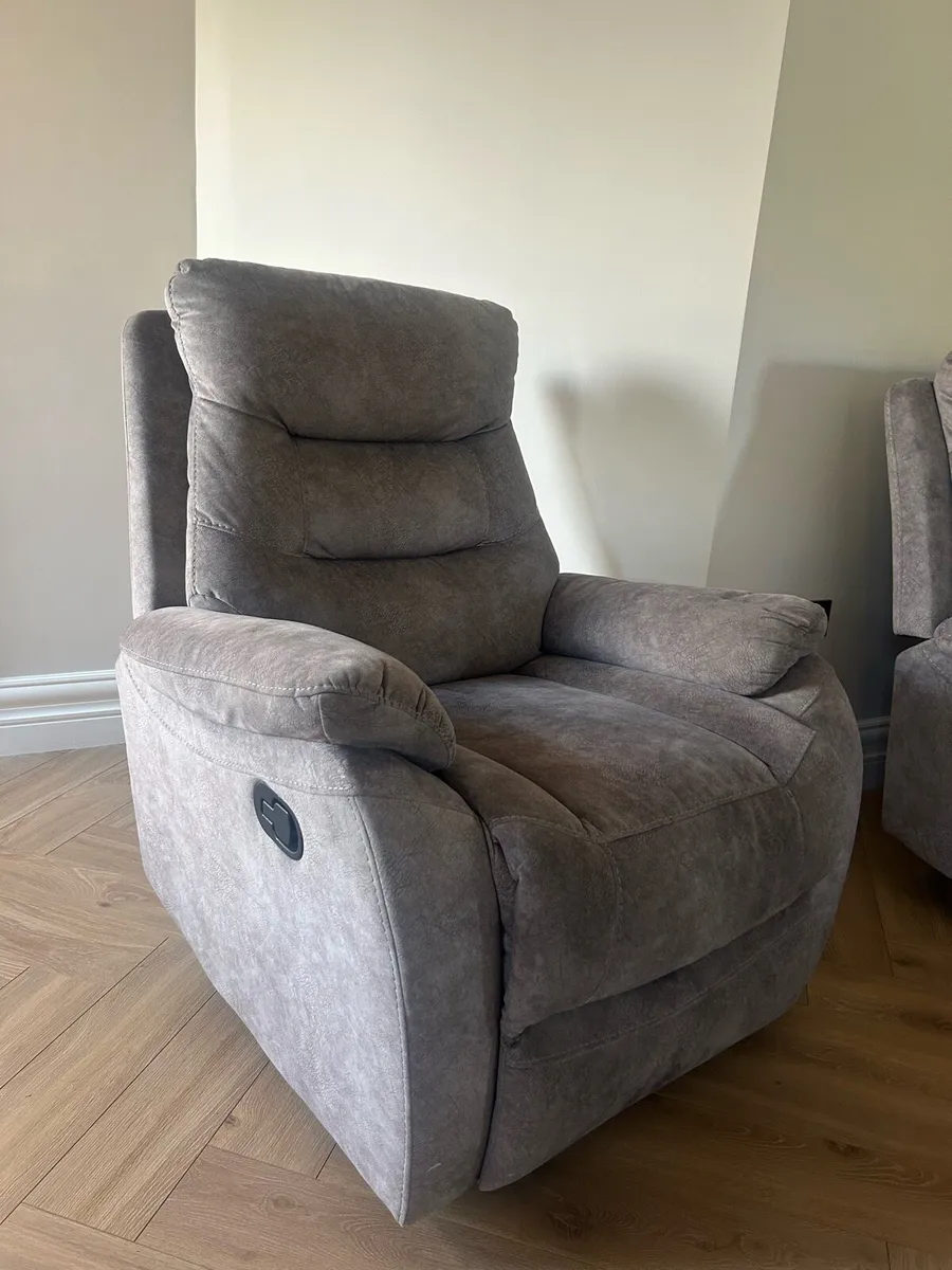 Perfect Couch for sale - Recliner - Image 4