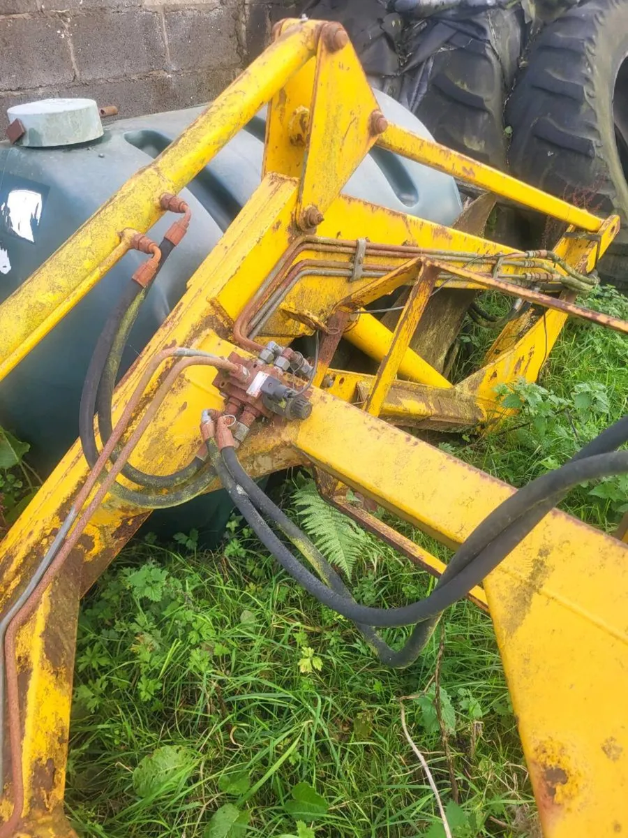 Front loader - Image 1