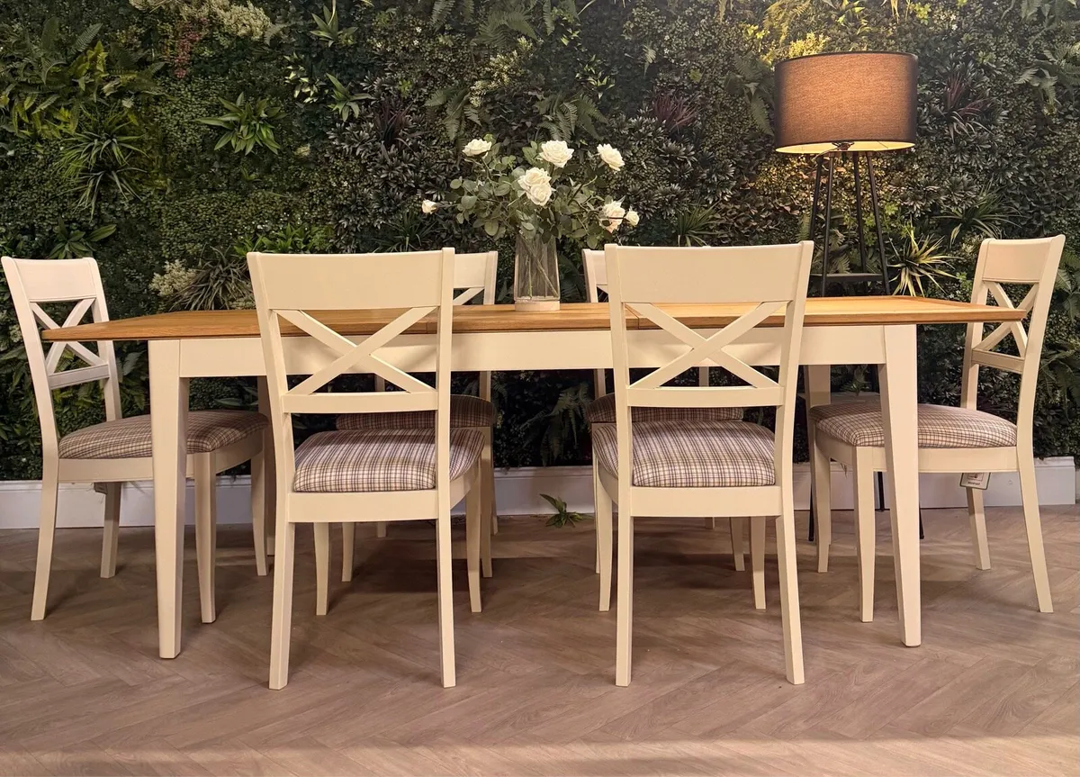 Extending oak dining table with 6 chairs - Image 2
