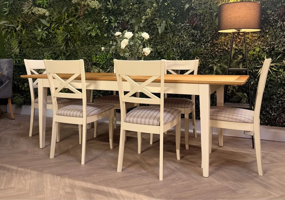 Extending oak dining table with 6 chairs - Image 3