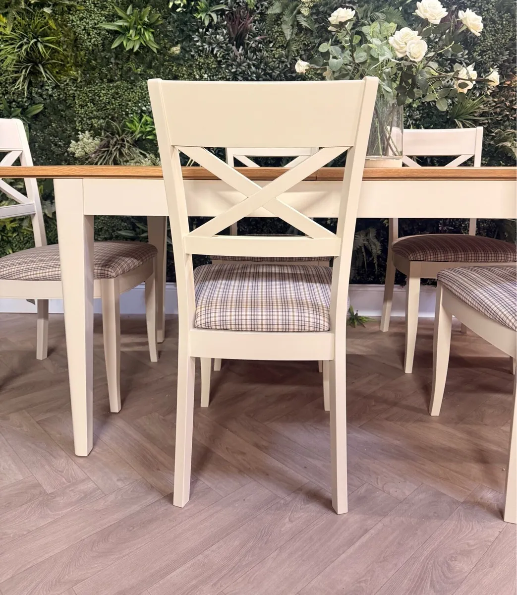 Extending oak dining table with 6 chairs - Image 4