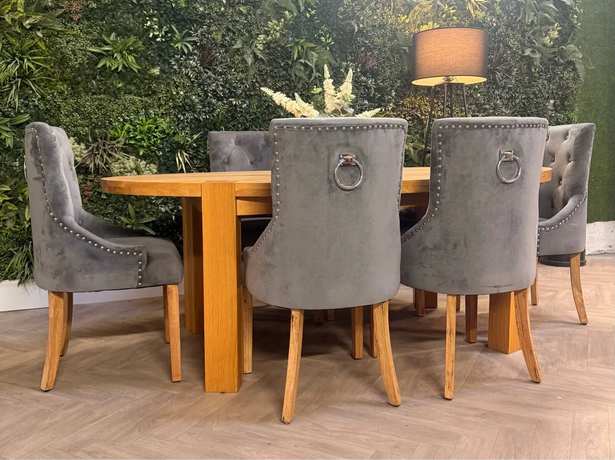 Solid oak oval dining table with 6 chairs (Ex-disp - Image 1